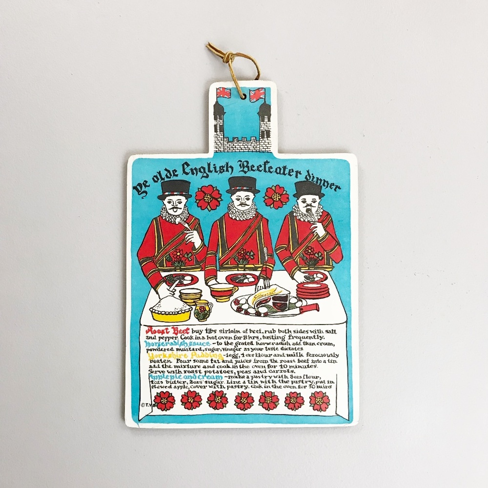 VINTAGE Ye Old English Beefeater Dinner Board Novelty UK Yeoman Cutting Board